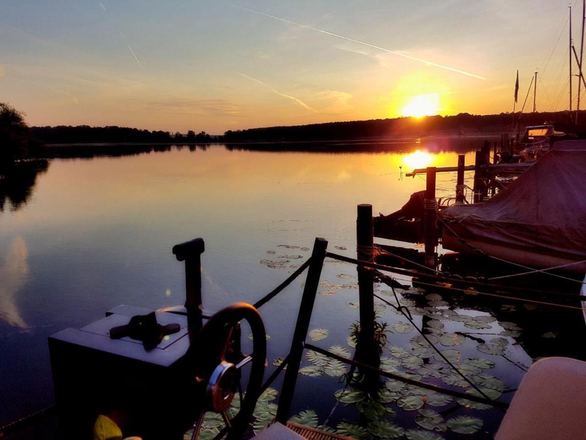 Botel Tiny Houseboat Wannsee